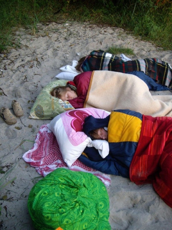 1. am Strand schlafen